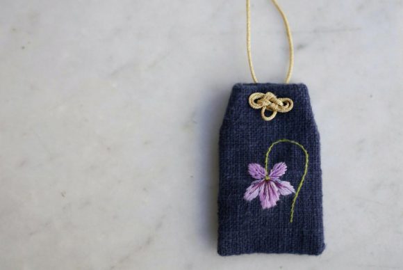 菫のアミュレット作り　～刺繡ワークショップ～